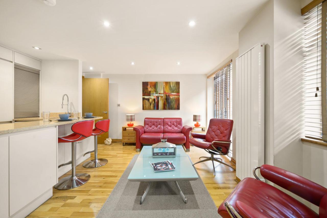Lovely 2 Double Bedroom Flat With Patio Apartment *