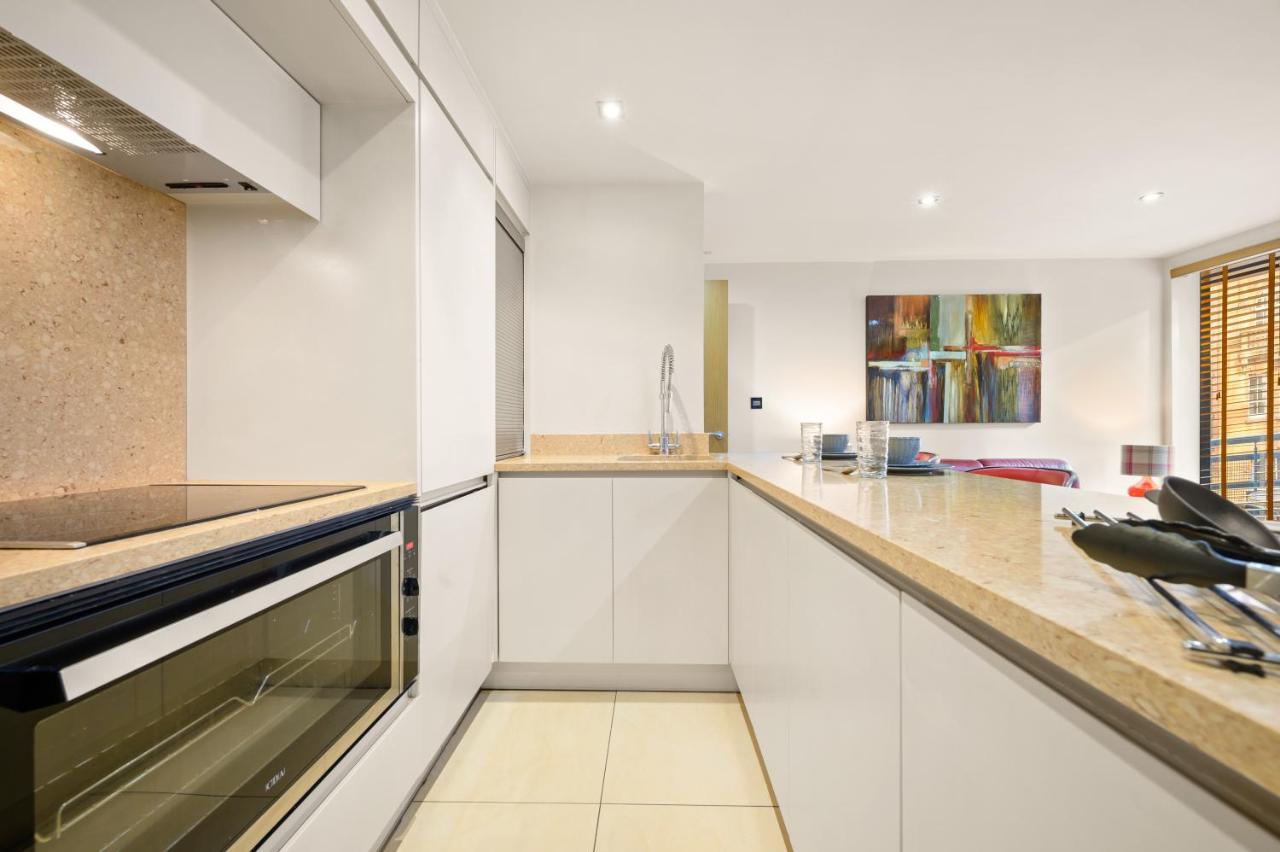Lovely 2 Double Bedroom Flat With Patio Apartment *